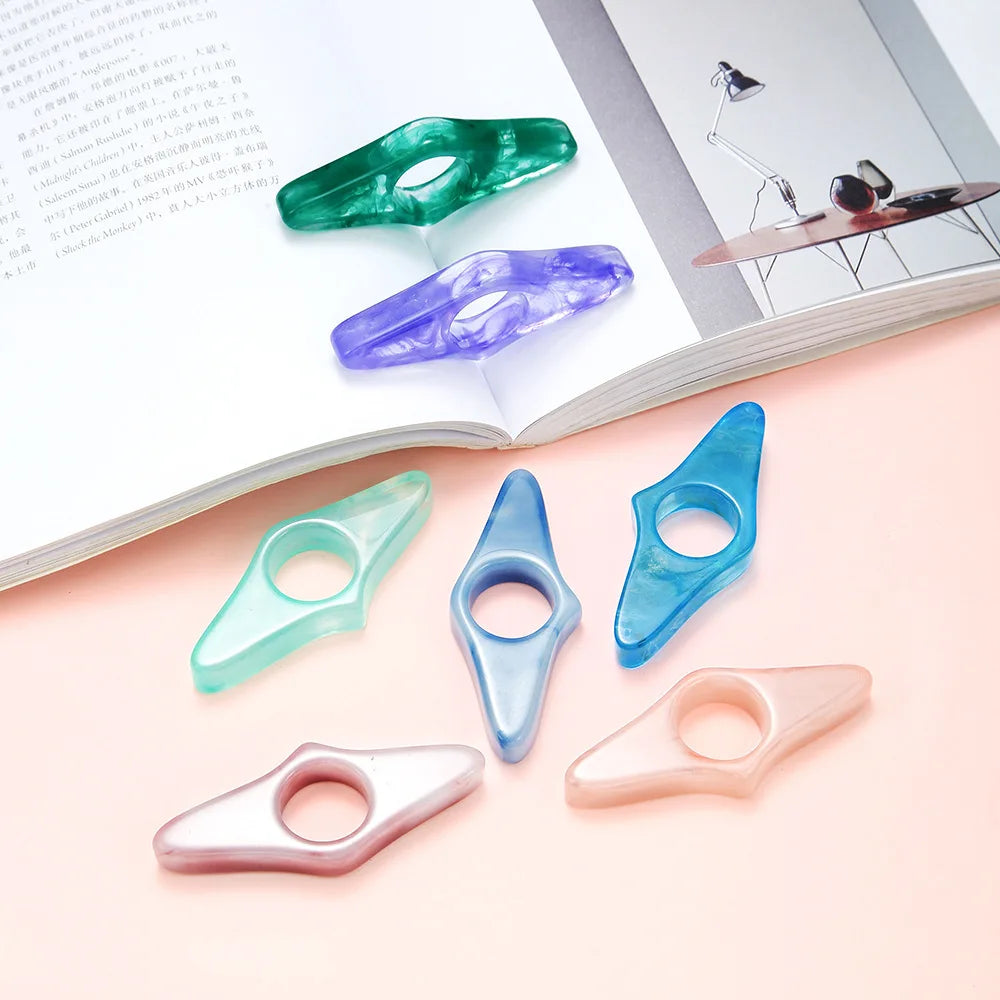 Thumb Book Holder – Compact and Practical Reading Aid